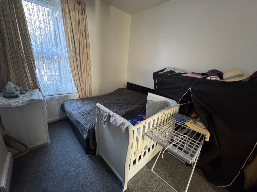 Lot: 135 - FREEHOLD INVESTMENT OF THREE FLATS - First floor flat bedroom